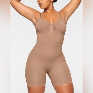Skims SEAMLESS SCULPT
LOW BACK MID THIGH BODYSUIT